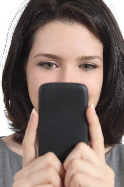 Primer plano de una mujer que envía mensajes de texto en un teléfono inteligente — Foto de Stock