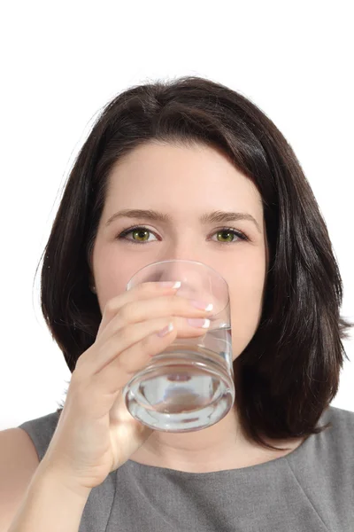 Mulher bonita bebendo água de um copo — Fotografia de Stock