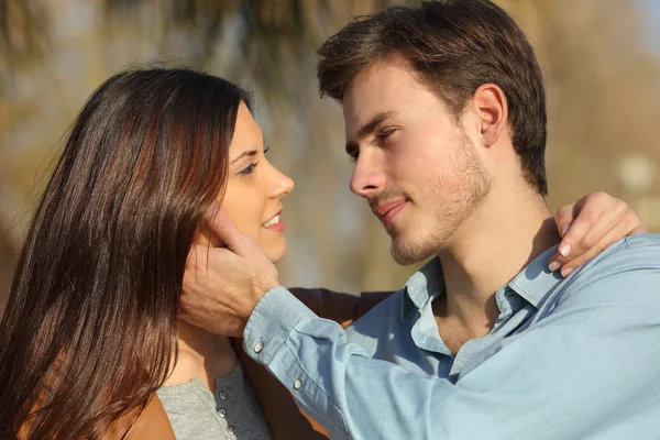 Пара влюблённых, готовых целоваться в парке — стоковое фото