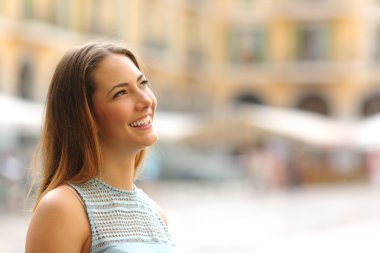 Neşeli turist kadın yanında turistik bir yerde arıyor