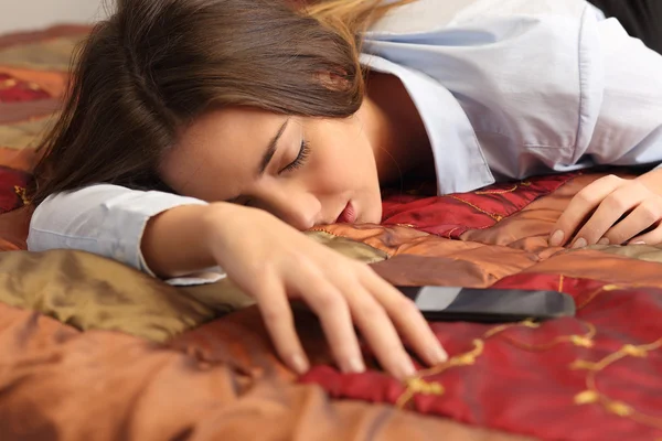 Mujer de negocios cansada y durmiendo en una cama de hotel —  Fotos de Stock
