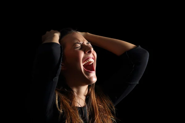 Mulher deprimida chorando e gritando desesperada em preto — Fotografia de Stock