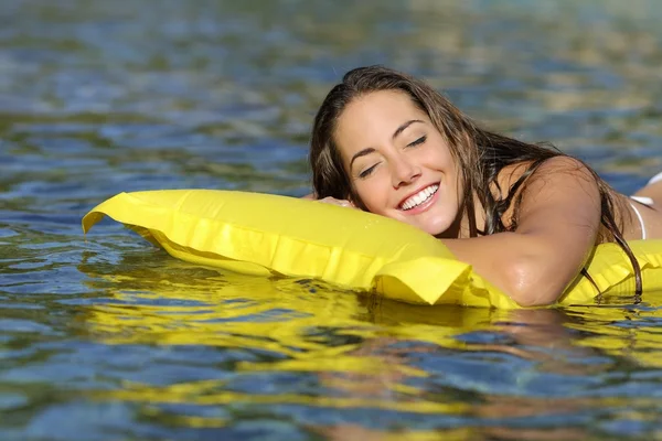 Счастливая девушка купается на пляже во время летних каникул — стоковое фото