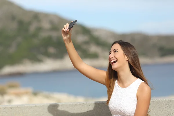 Szczęśliwa dziewczyna fotografowanie selfie na plaży — Zdjęcie stockowe