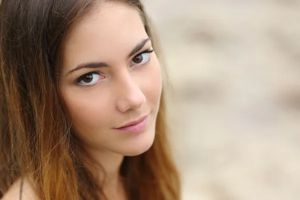 Retrato de uma mulher bonita com grandes olhos e pele lisa — Fotografia de Stock