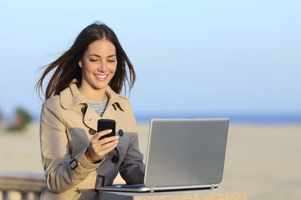 Self employed woman working outdoors on the phone — Stock Photo, Image