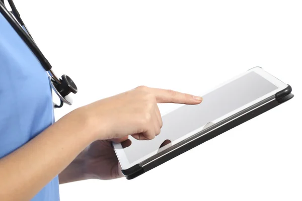 Seitenansicht einer Krankenschwester oder Arzthand mit einem Tablet — Stockfoto