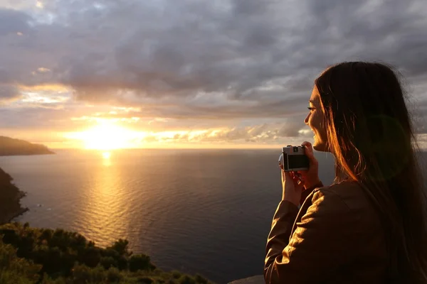 Мандрівник туристична дівчина фотографує на заході сонця у відпустці — стокове фото