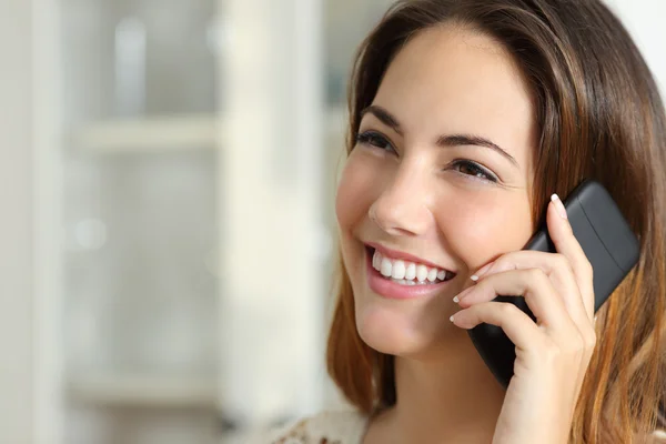 Žena hovoří na mobilním telefonu doma — Stock fotografie