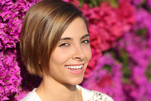 Beleza mulher rosto retrato com um sorriso perfeito e dentes brancos — Fotografia de Stock