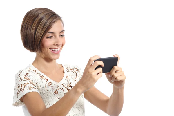 Mujer de moda moderna viendo vídeo en un teléfono inteligente — Foto de Stock