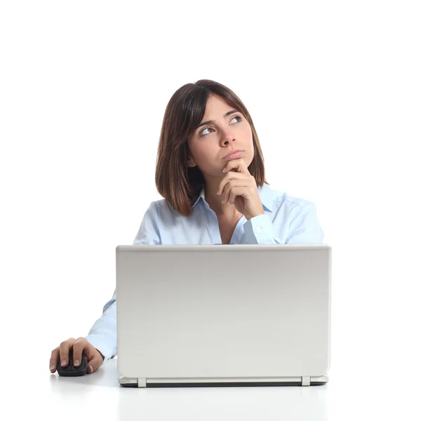 Nadenkend vrouw denken terwijl is met behulp van een laptop — Stockfoto