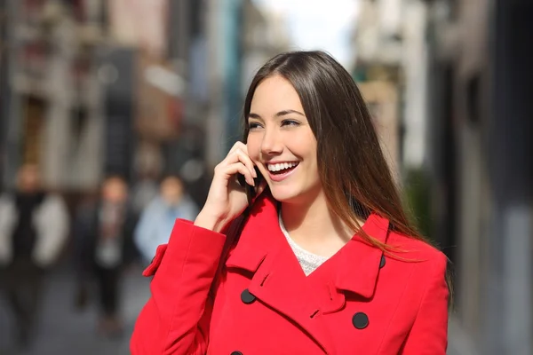 Fröhliche Frau telefoniert auf der Straße — Stockfoto