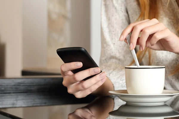Hand met behulp van een slimme telefoon tijdens het ontbijt thuis — Stockfoto