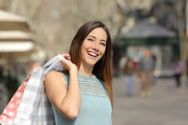 Compradora mujer comprando y sosteniendo bolsas de compras —  Fotos de Stock