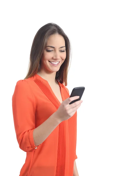 Vrouw die draagt een oranje shirt met behulp van een mobiele telefoon Rechtenvrije Stockafbeeldingen