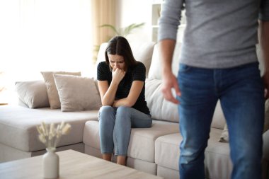 Erkek arkadaşı üzgün kız arkadaşını evde bırakıp şikayette bulunmuş.