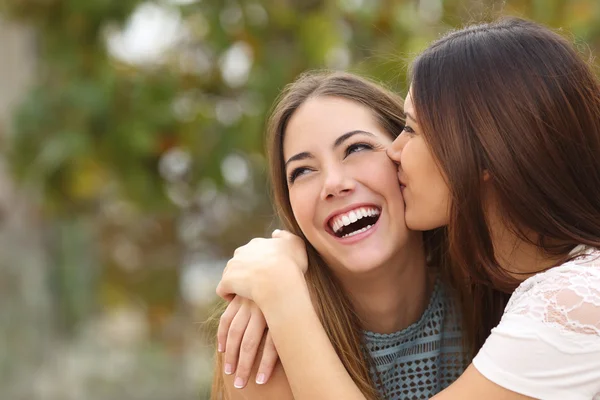 Duas mulheres engraçadas amigos rindo e beijando — Fotografia de Stock