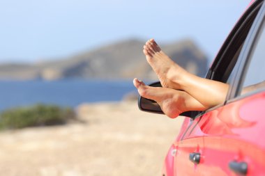 Kadın ayakları bir arabada sahilde rahatlatıcı