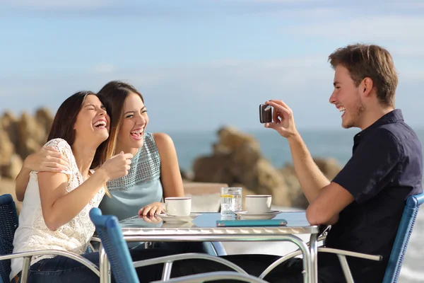 Freunde lachen und fotografieren mit dem Smartphone — Stockfoto