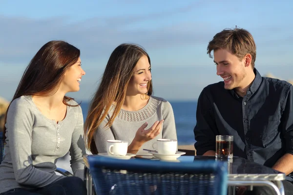Vrienden praten in een restaurant op het strand — Stockfoto