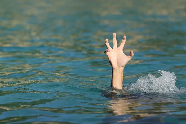 Hand van een man die verdrinken in de zee — Stockfoto