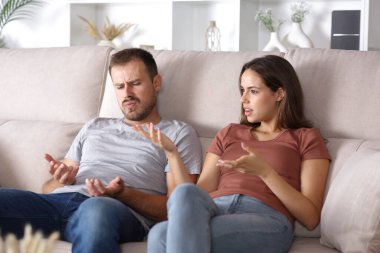 Bir çift evdeki koltukta oturup sohbet ederken aynı fikirde değil.