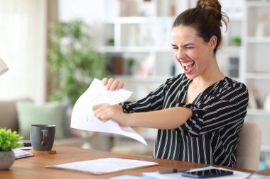 Evde çalışmaktan heyecan duyan serbest meslek sözleşmesi bozan