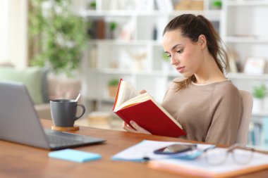 Serbest meslek ve danışmanlık kağıtları evde oturuyor.