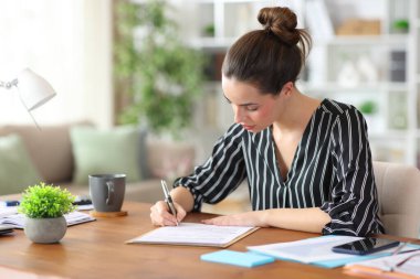 Ev işi, kağıt imzalama sözleşmesi.