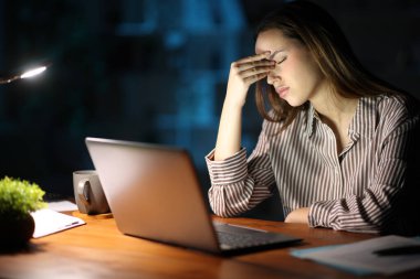 Geceleri evde çalışmaktan yorgun düşmüş.