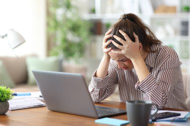 Çaresiz serbest çalışan, kötü haber aldıktan sonra evde çalışmaktan şikayetçi.