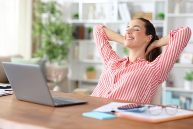 Mutlu televizyon çalışanları dinleniyor ve rahatlıyor. Evdeki kollarla tatmin oluyor.