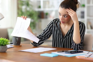 Evde çalışırken yanlışlıkla bozulan sözleşmeye bakarken şok oldum.