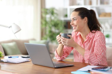 Kahve molasında mutlu mesut çalışıyor, evde çalışıyor.