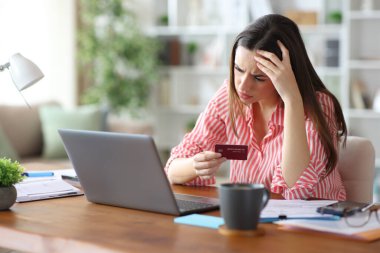 Evde çalışan kredi kartı ve laptopla ödeme yapmakta zorlanan serbest meslek kaygısı