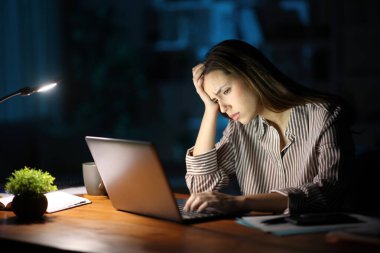 Endişeli serbest çalışan şikayetçi. İnternette çalışıyor. Geceleri laptopları kontrol ediyor.