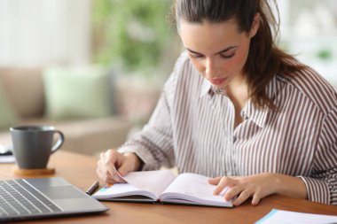 Serbest çalışan danışmanlık ajandası evde çalışıyor