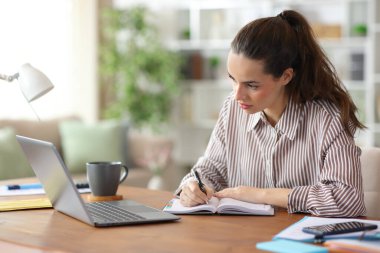 Gündemde serbest çalışan bilgisayarlı danışmanlık yazıları evde çevrimiçi çalışıyor