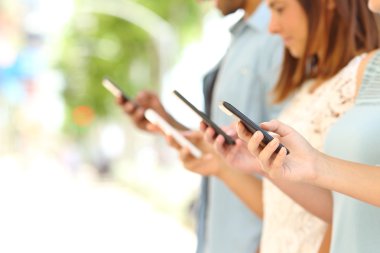 Akıllı telefonlarını dört arkadaş manifatura
