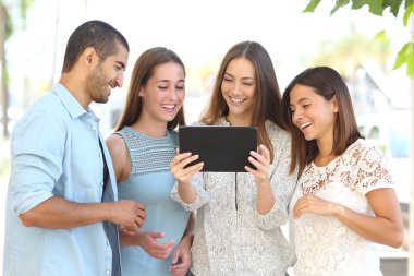Dört arkadaş bir tablet video izleme grubu