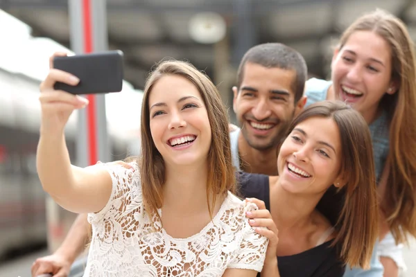 Groep van vier vrienden nemen selfie met een slimme telefoon — Stockfoto