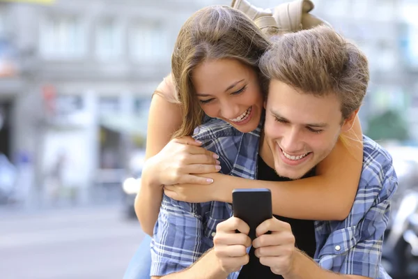 Casal ou amigos engraçado com um telefone inteligente — Fotografia de Stock