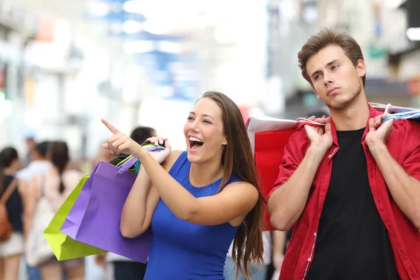 Hombre aburrido de compras con su novia — Foto de Stock