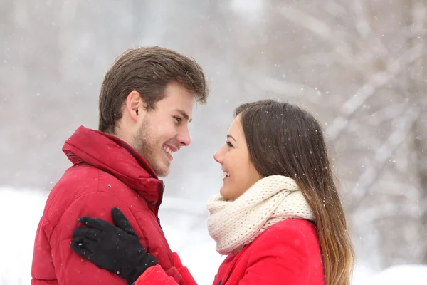 Casal olhando uns aos outros no inverno — Fotografia de Stock