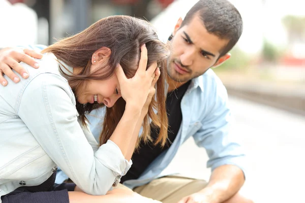 Muslimischer Mann tröstet trauerndes Mädchen — Stockfoto