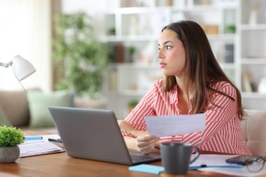 Dikkati dağılmış serbest çalışan Bill 'i tutuyor ve evde çalışmaktan alıkoyuyor.