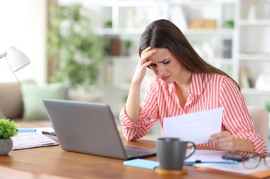 Endişeli serbest işçi evde çalışan belgeleri kontrol etmekten şikayetçi.