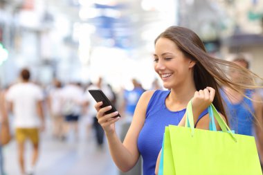 Sokakta smartphone ile alışveriş