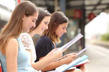Eğitim ve öğrenme bir tren istasyonunda üç öğrenci